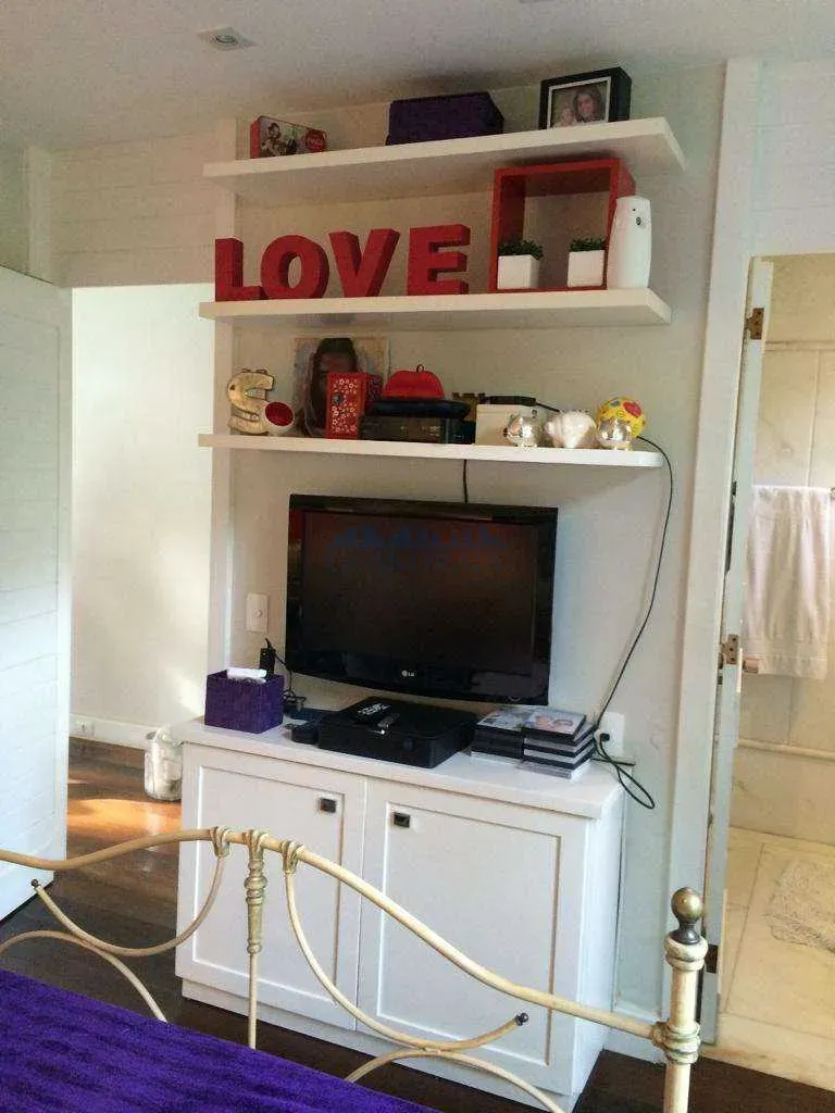 Furnished house with 4 bedrooms and 498 m², closed kitchen — photo 40