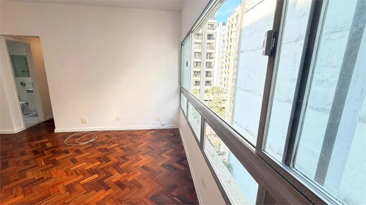 Wood or laminate floors in a 3-bedroom apartment, 91 m² — photo 24