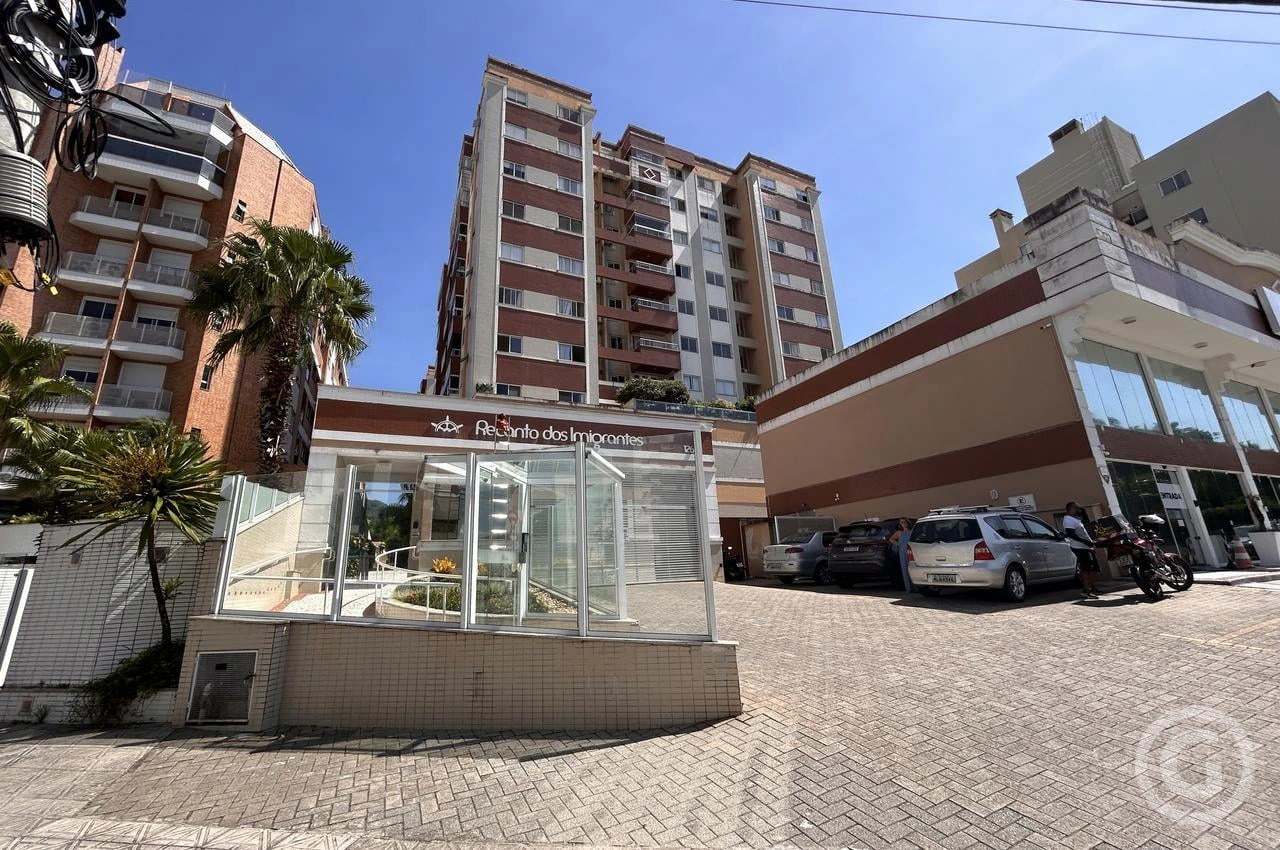 Apartamento de 93 m² com 3 quartos e sacada