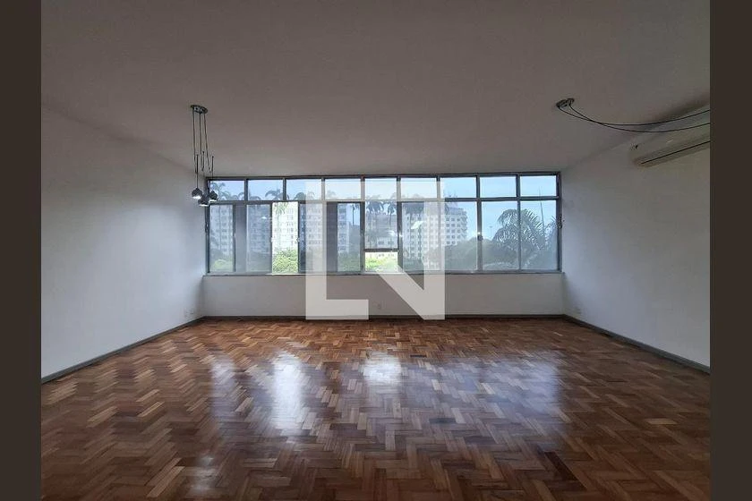 3-bedroom apartment with floor-to-ceiling windows