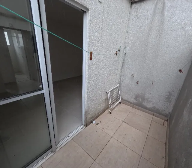 Apartamento sem mobília com cozinha separada e varanda — photo 19