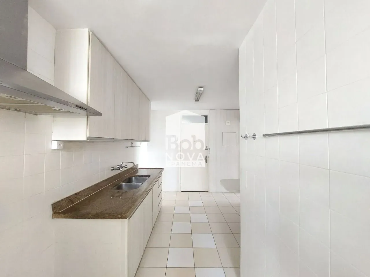 Unfurnished 161 m² apartment with a closed kitchen — photo 2