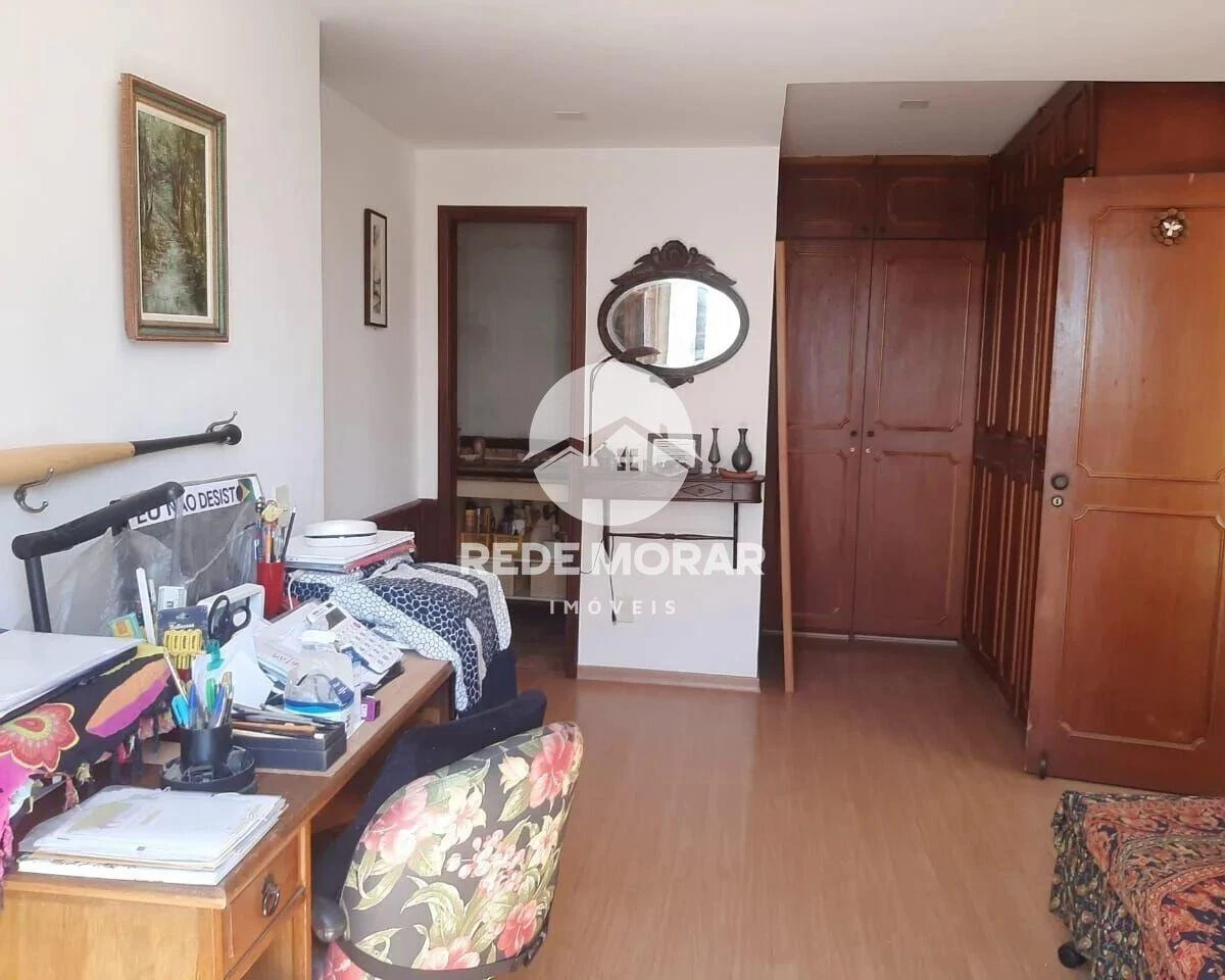 4-bedroom apartment with a glass-enclosed balcony — photo 33