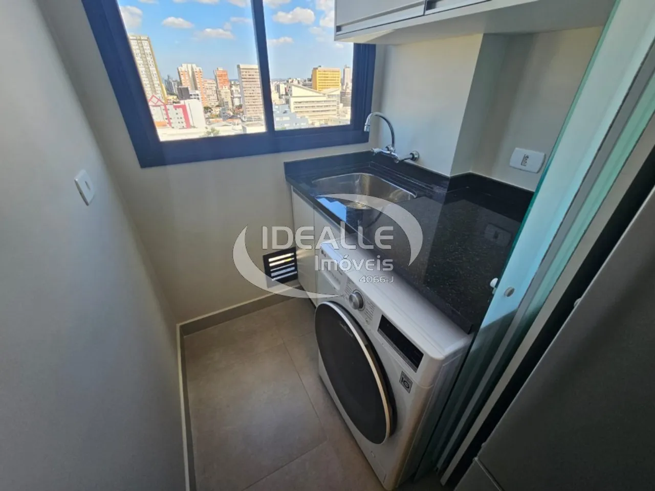 Apartment with 2 bedrooms and a glass-enclosed balcony — photo 14