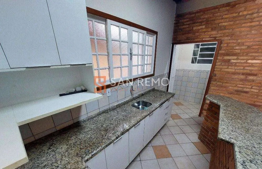 200 m² house with a fireplace and a grill on the balcony — photo 7