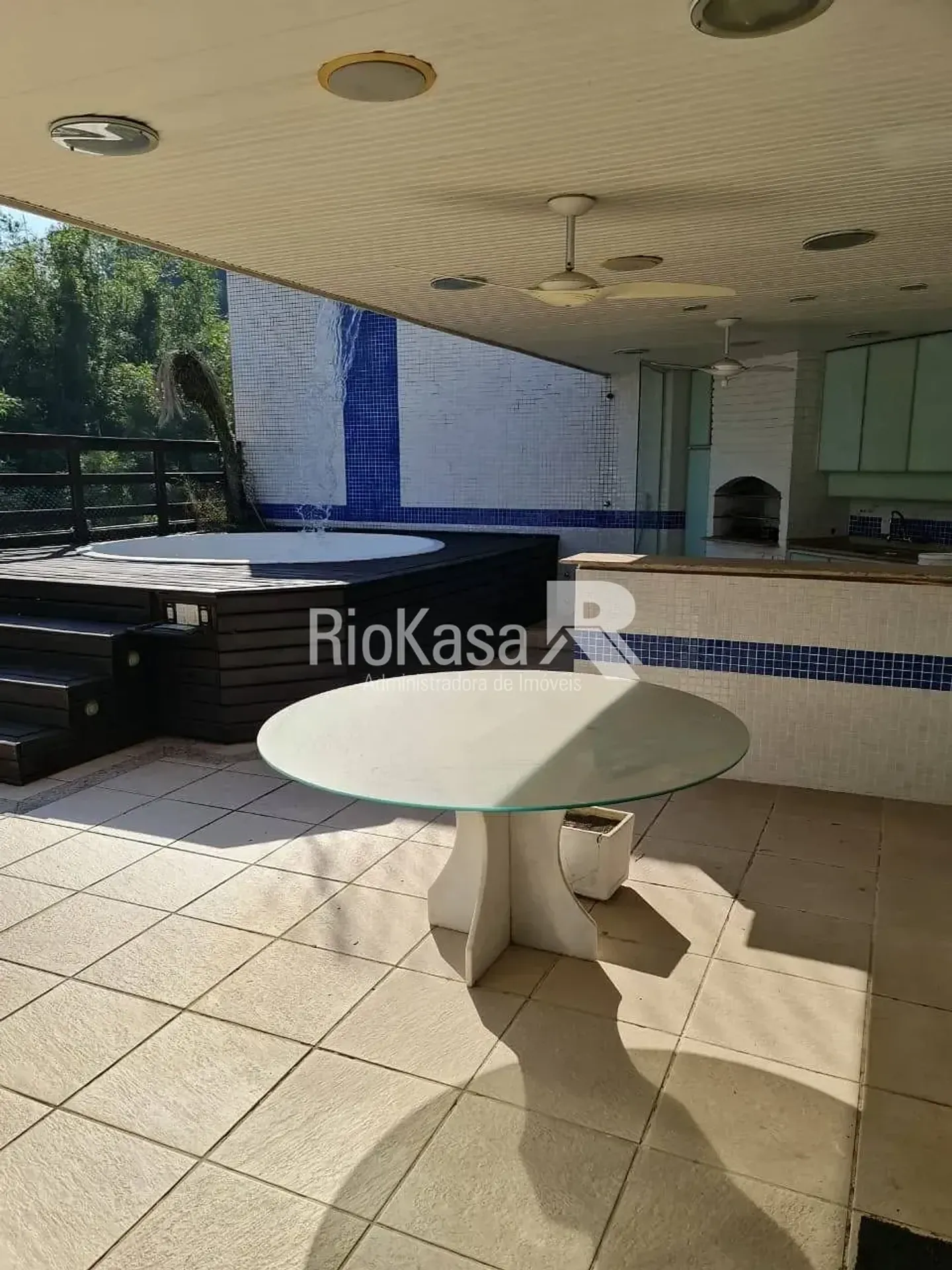4-bedroom apartment in a building with a pool — photo 35