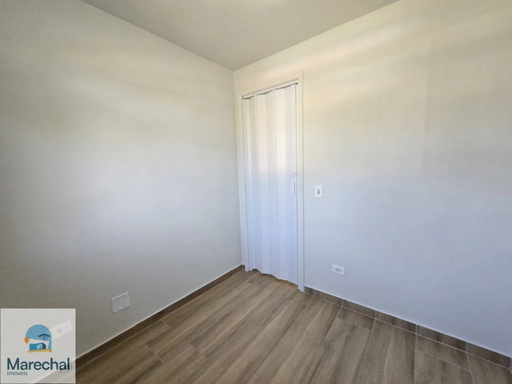 2-bedroom apartment with wood or laminate floors in Curitiba — photo 9