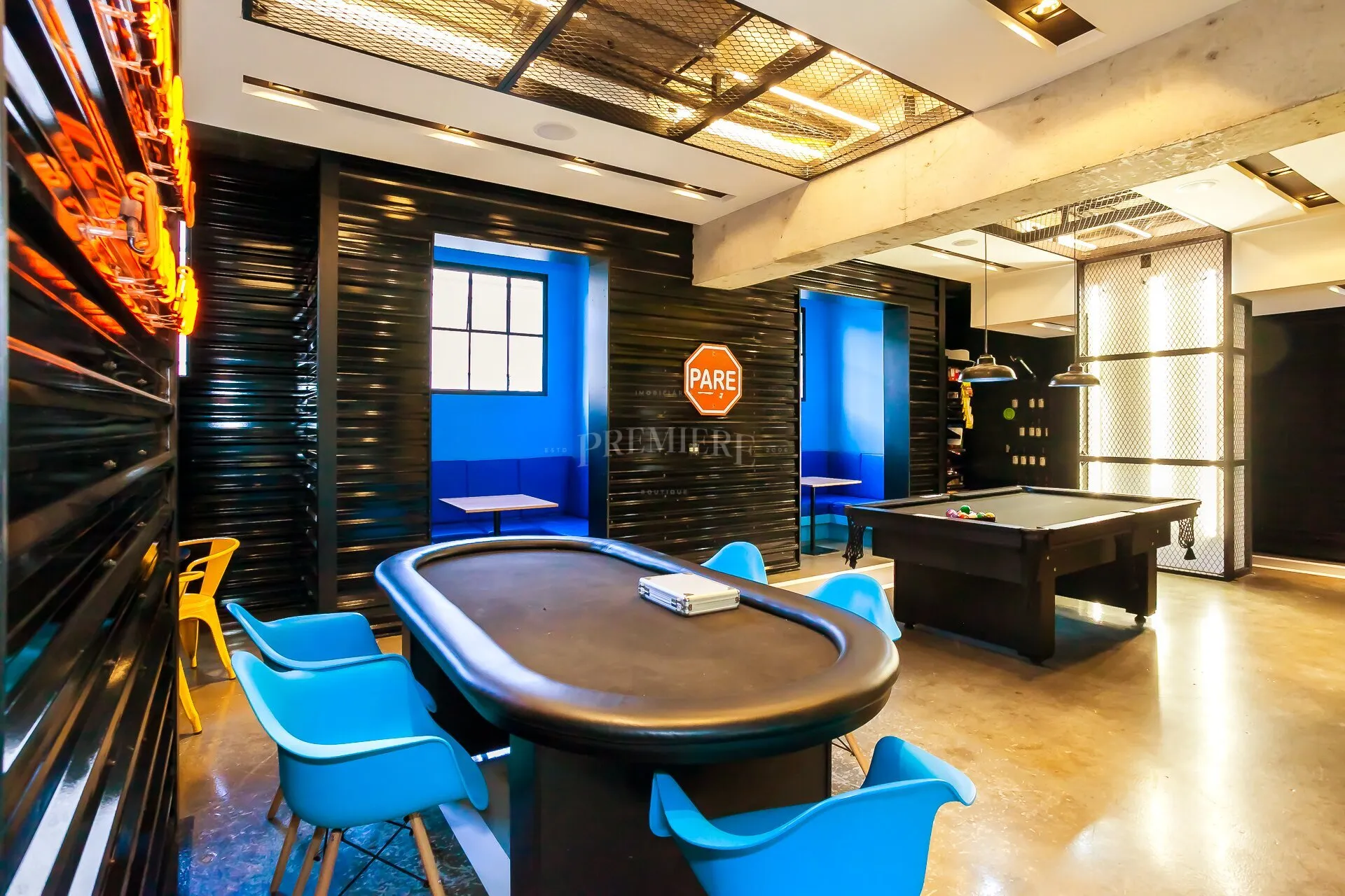 Estudio con cocina abierta y muebles empotrados — photo 21