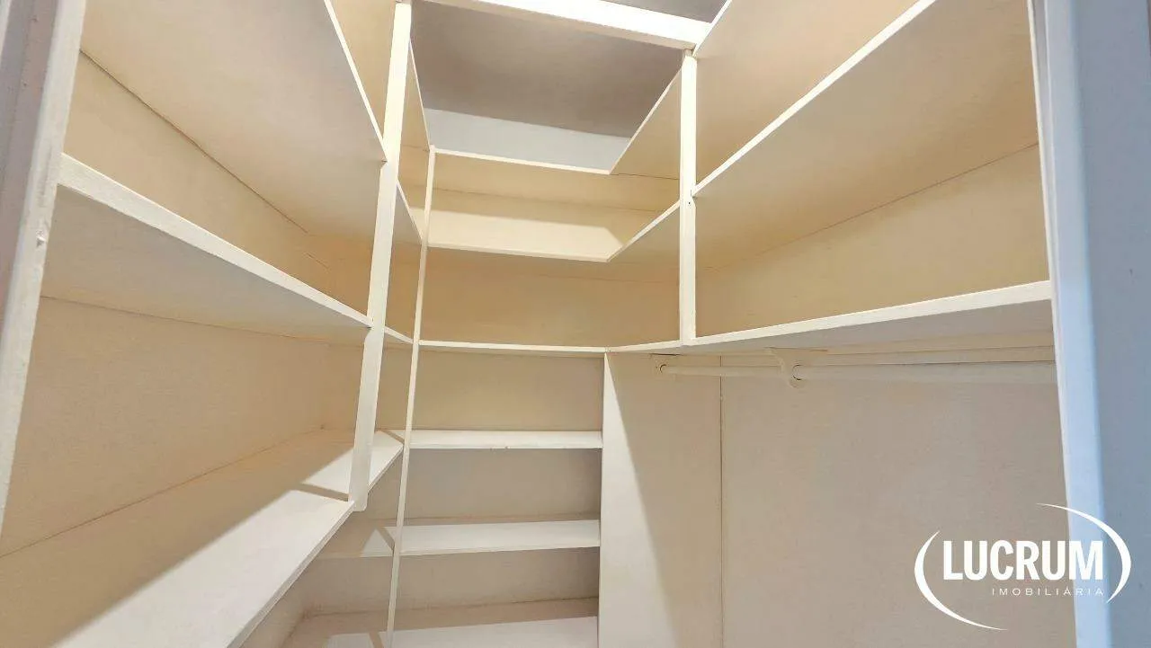 1-bedroom apartment with a glass shower enclosure — photo 4