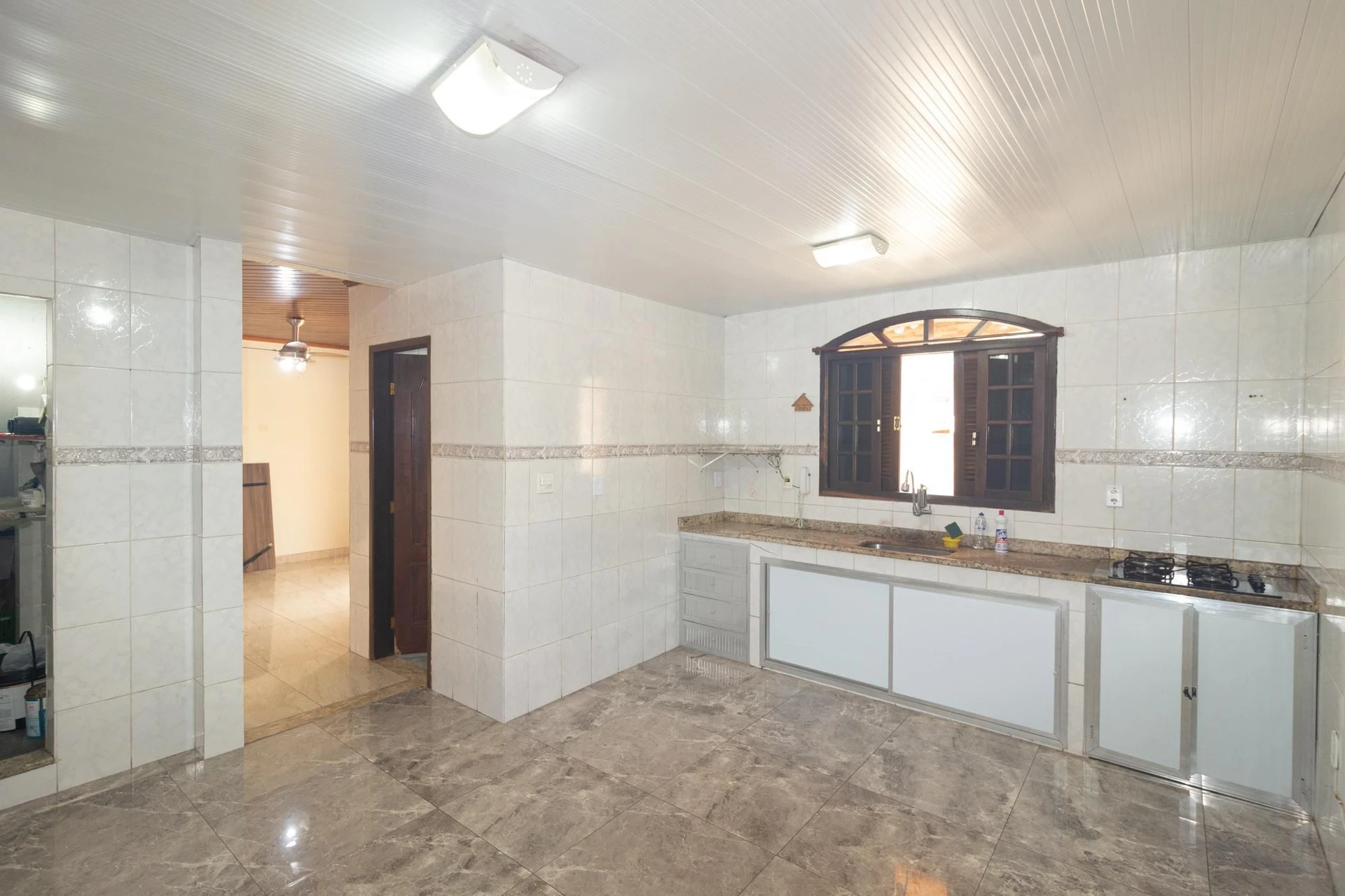 250 m² house with a garden and a mountain view — photo 2