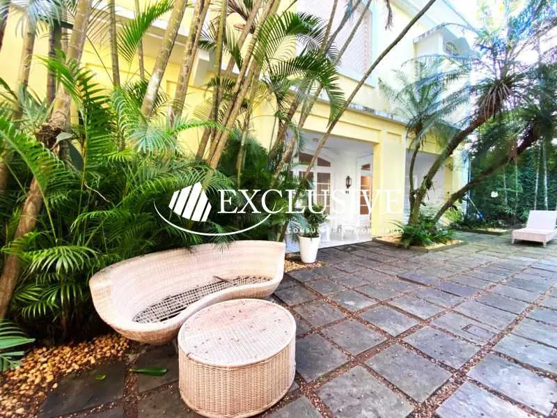 Bathtub in a 5-bedroom house, 881 m² — photo 13