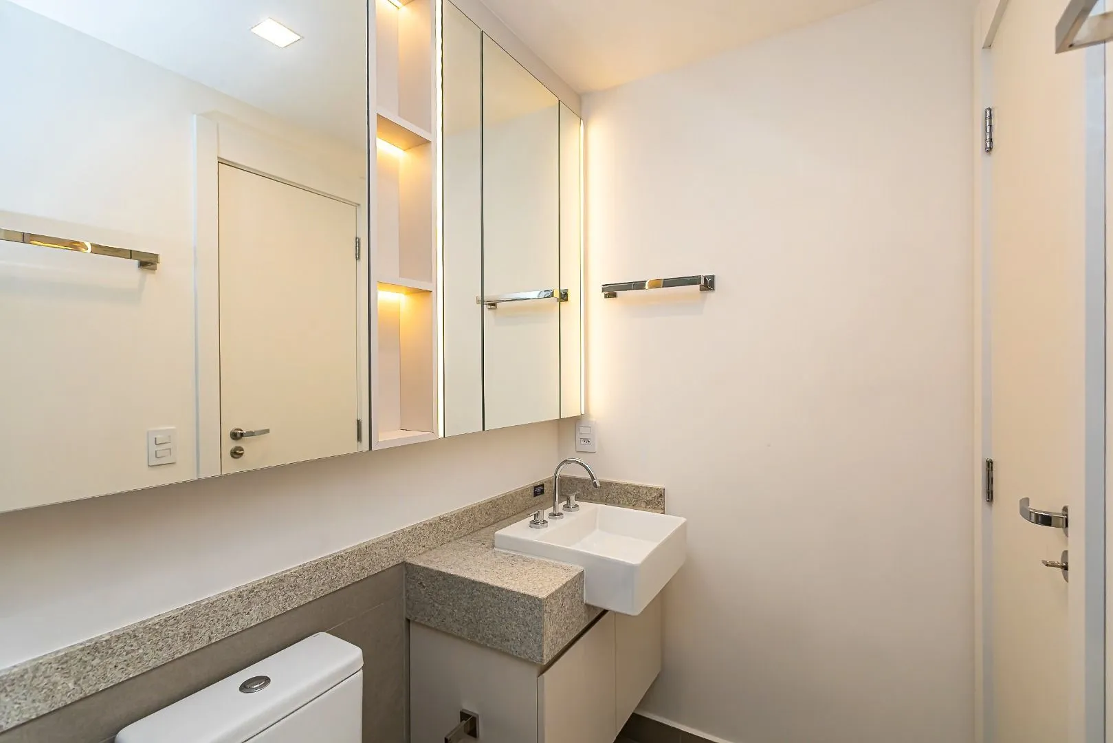 Furnished apartment, 78 m², with a glass-enclosed balcony — photo 90