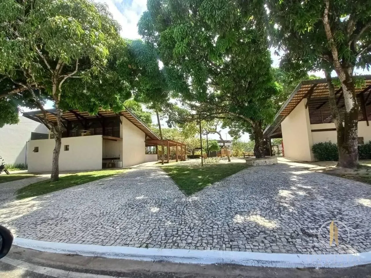 Furnished house, 481 m², with floor-to-ceiling windows — photo 45