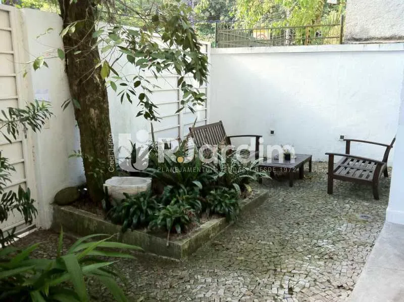 Residential house with a closed kitchen and gas stove — photo 10