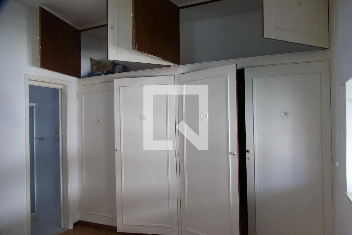 Unfurnished 1-bedroom apartment with a separate kitchen — photo 7