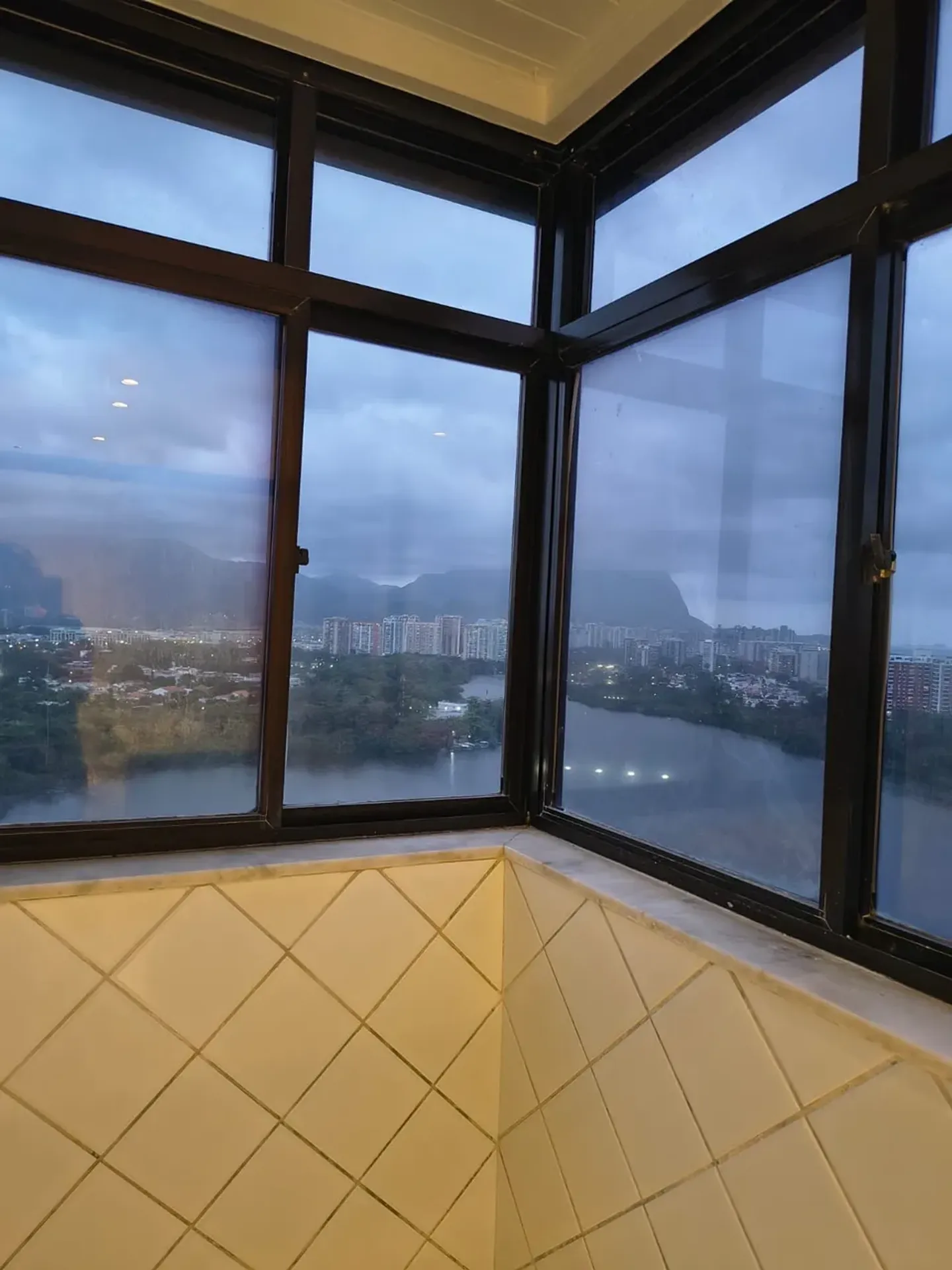 3-bedroom apartment with 3 bathrooms and glass balcony — photo 27