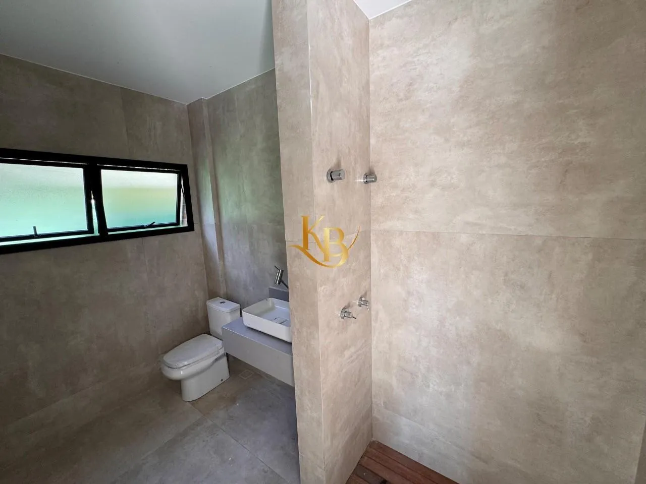 Casa com 5 quartos e área de piscina ao ar livre — photo 15