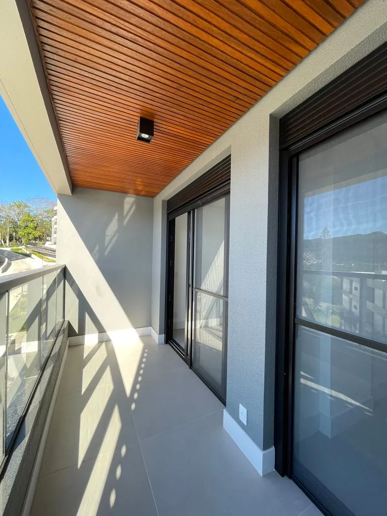 Balcony with a grill in a 3-bedroom apartment, 131 m² — photo 28