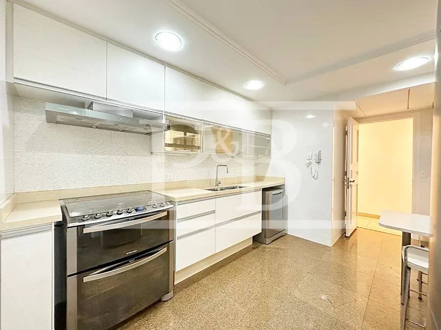 3-bedroom apartment with 230 m² and glassed-in balcony — photo 25