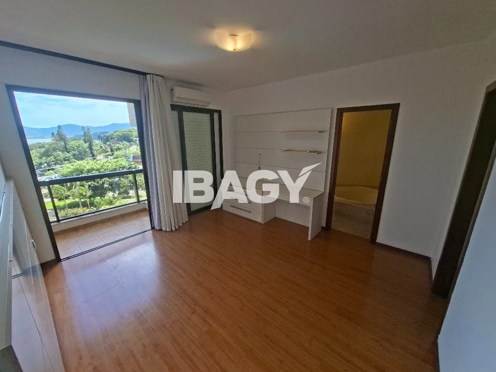 302 m² apartment with a water view and a bathtub — photo 11