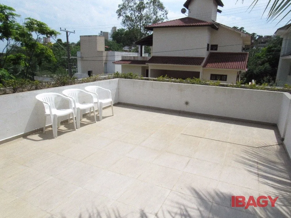 House with 4 bedrooms and 380 m², 2 parking spots — photo 56
