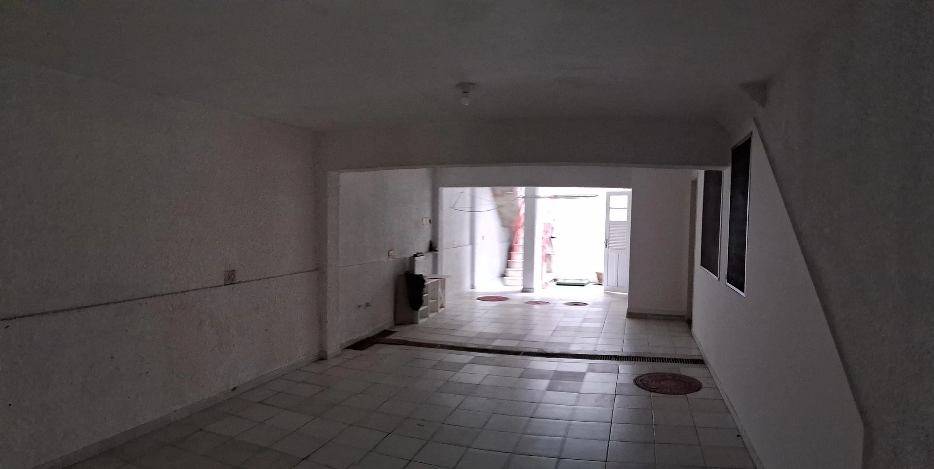 Unfurnished house with 6 bedrooms and private garden
