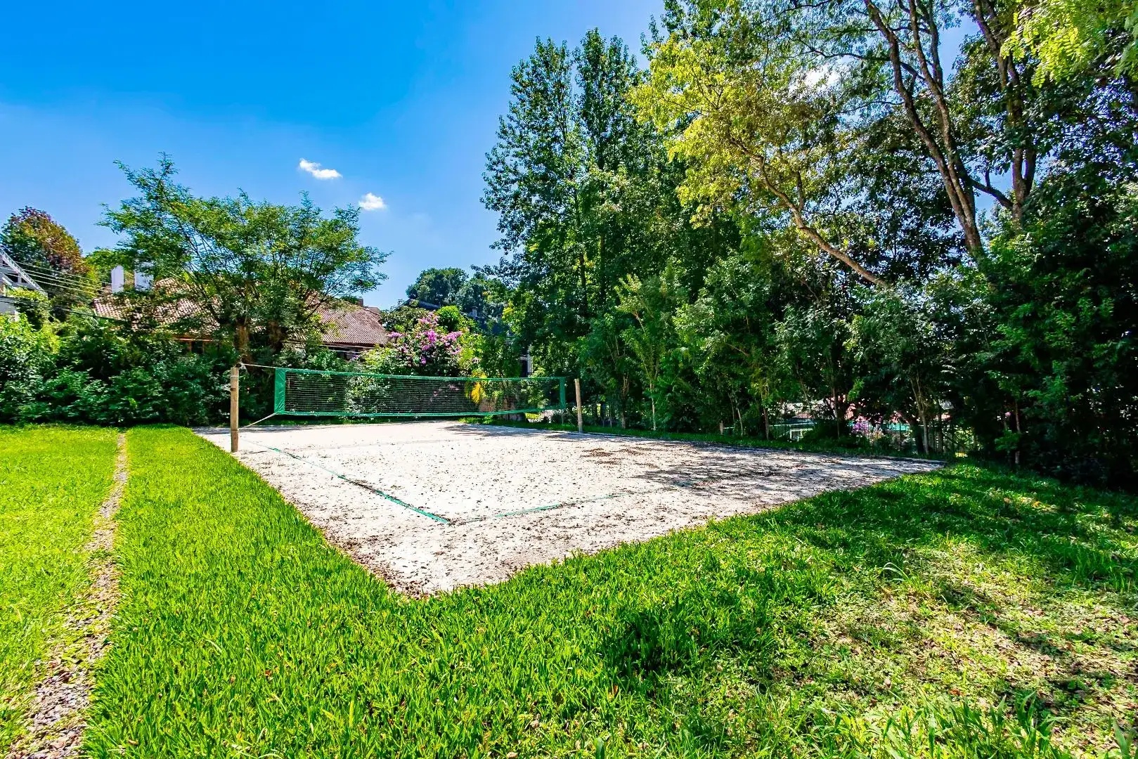 Rental house with 4 bedrooms and 5 bathrooms across 550 m² — photo 60
