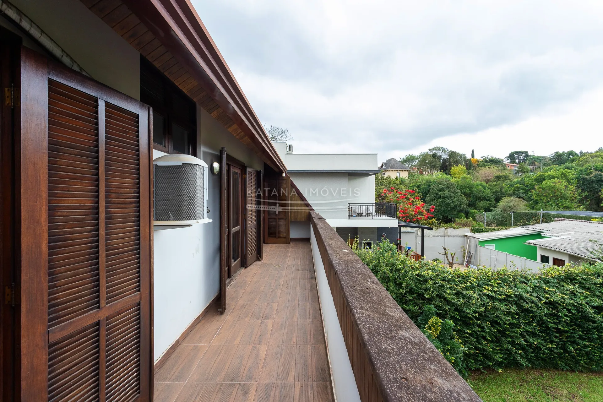 House with a closed kitchen and gas stove, 4 bedrooms — photo 26