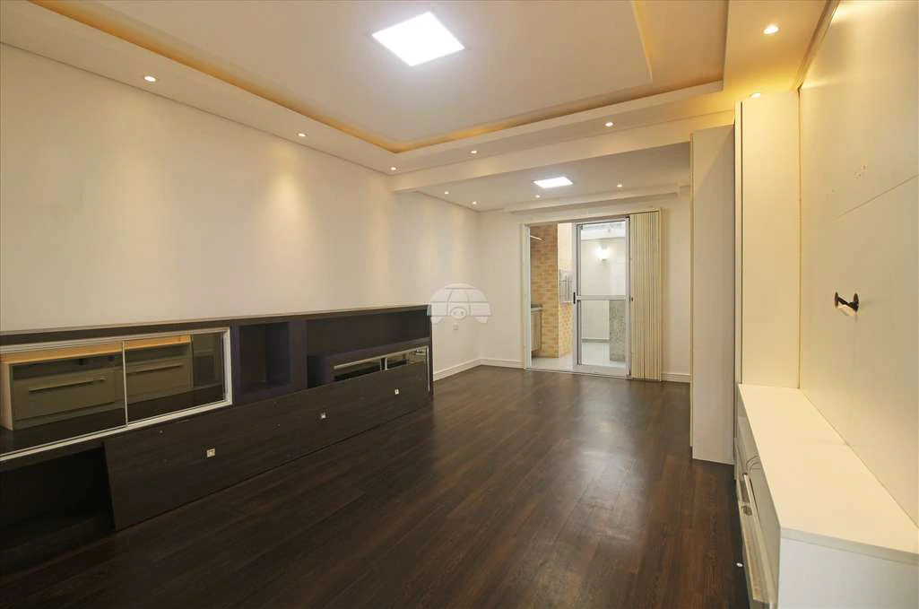 Casa com 4 quartos e cozinha fechada com fogão a gás