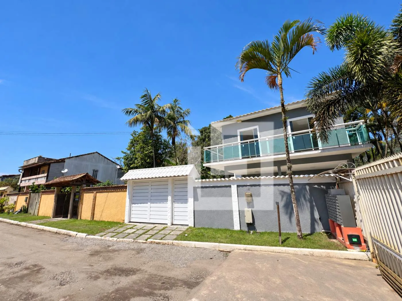 Walk-in closet in a 3-bedroom house, 220 m²