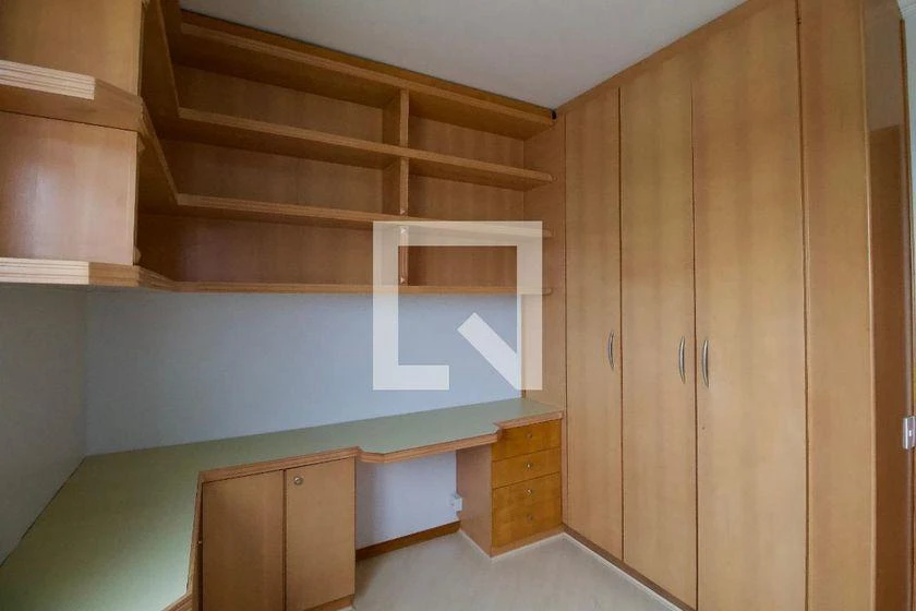 147 m² apartment with a home office and a bathtub — photo 10