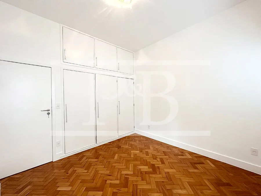 135 m² apartment with a home office and a bathtub — photo 15
