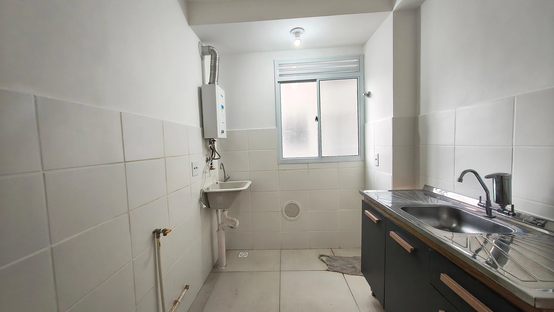 2-bedroom apartment in a building with a gym — photo 6