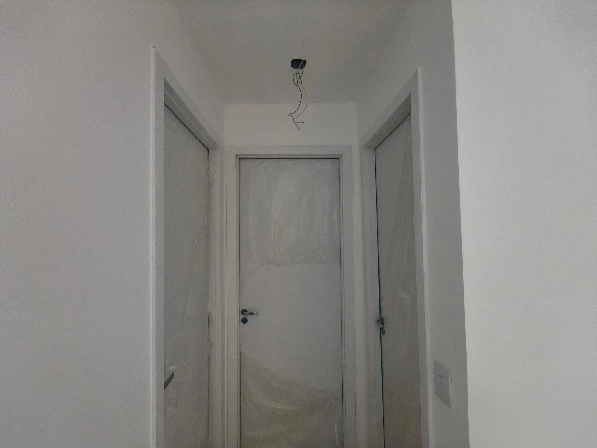 2-bedroom apartment with balcony and glass-enclosed shower — photo 31