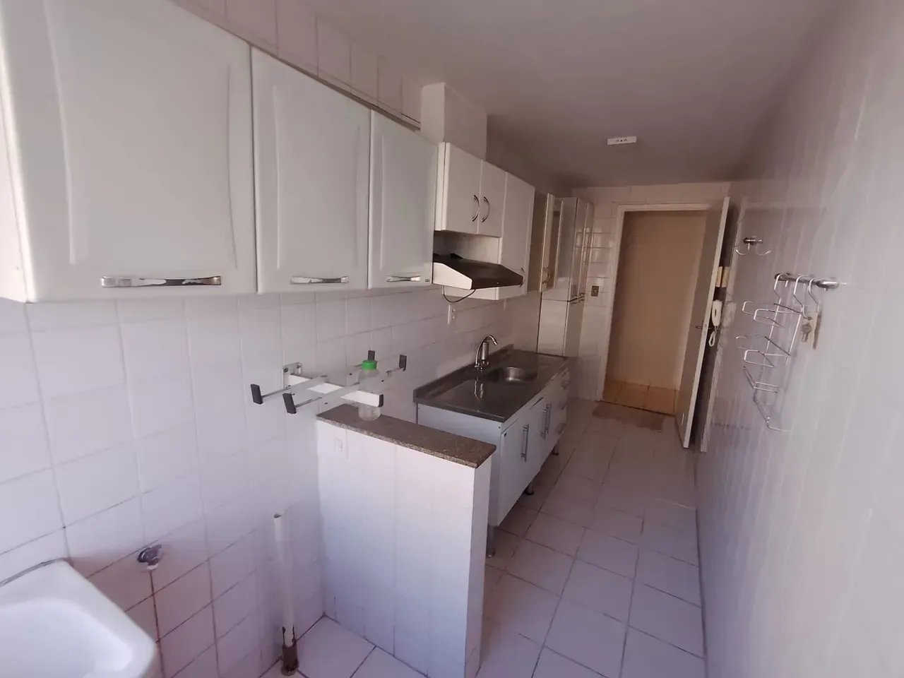 Apartamento com 2 quartos e cozinha fechada com coifa — photo 6
