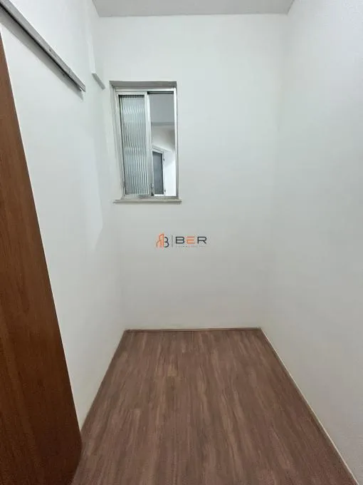 3-bedroom apartment with wood or laminate floors — photo 13