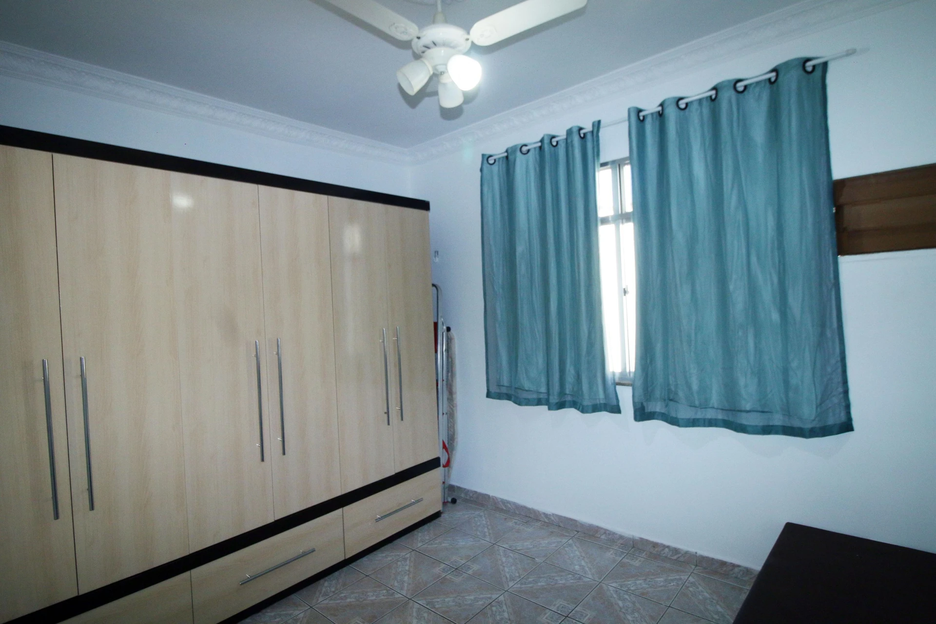 Furnished 2-bedroom apartment with 1 bathroom and glass shower — photo 16