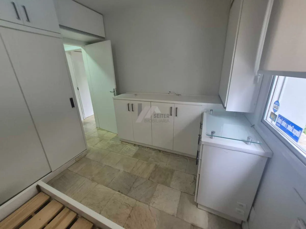3-bedroom apartment with a glass-enclosed balcony — photo 13