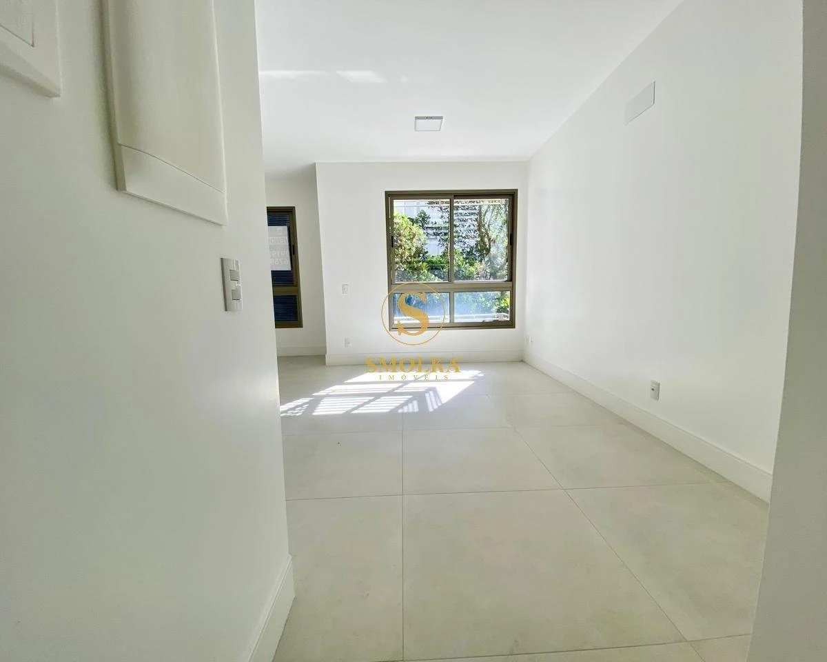 Studio in a building with a pool — photo 9