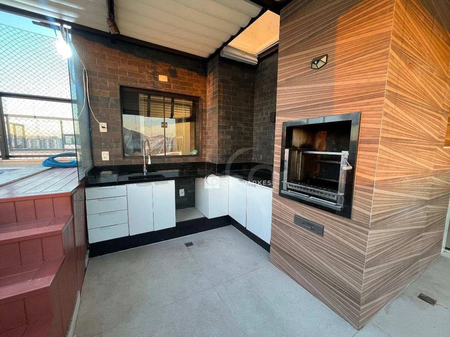 Balcony with a grill in a 3-bedroom apartment, 120 m² — photo 25