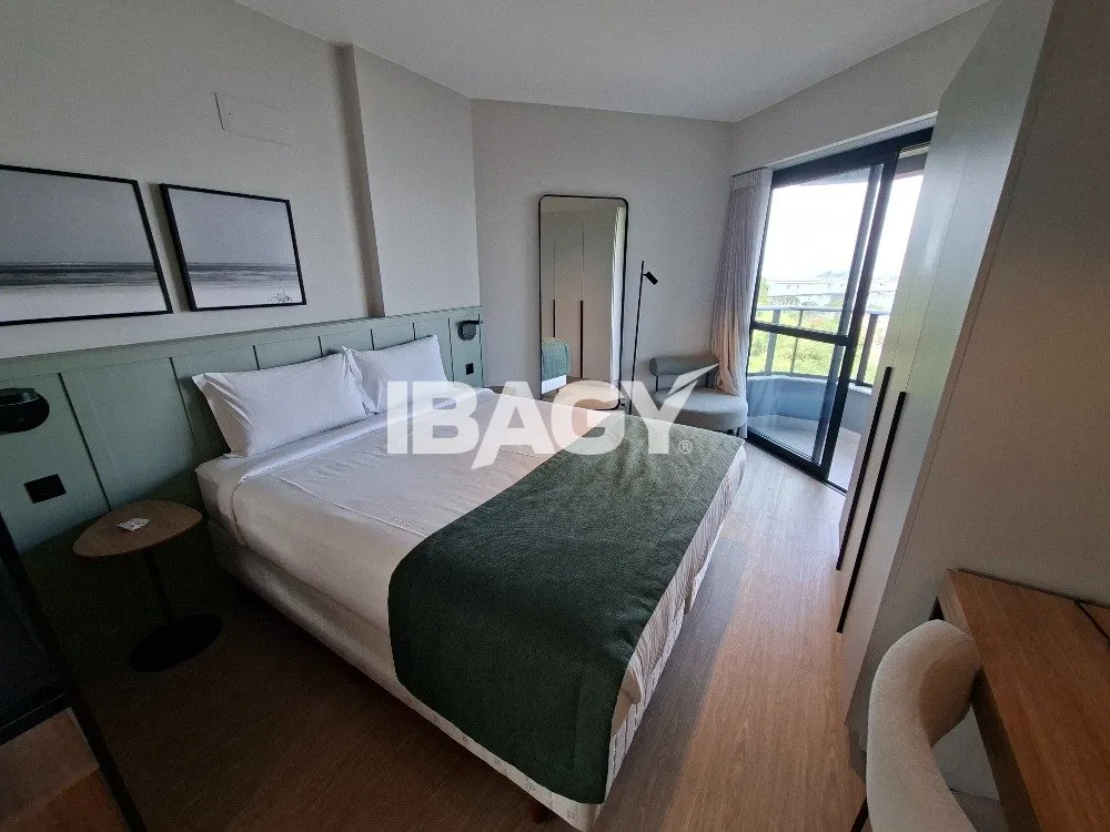 Studio with a glassed-in balcony and open-plan kitchen — photo 141