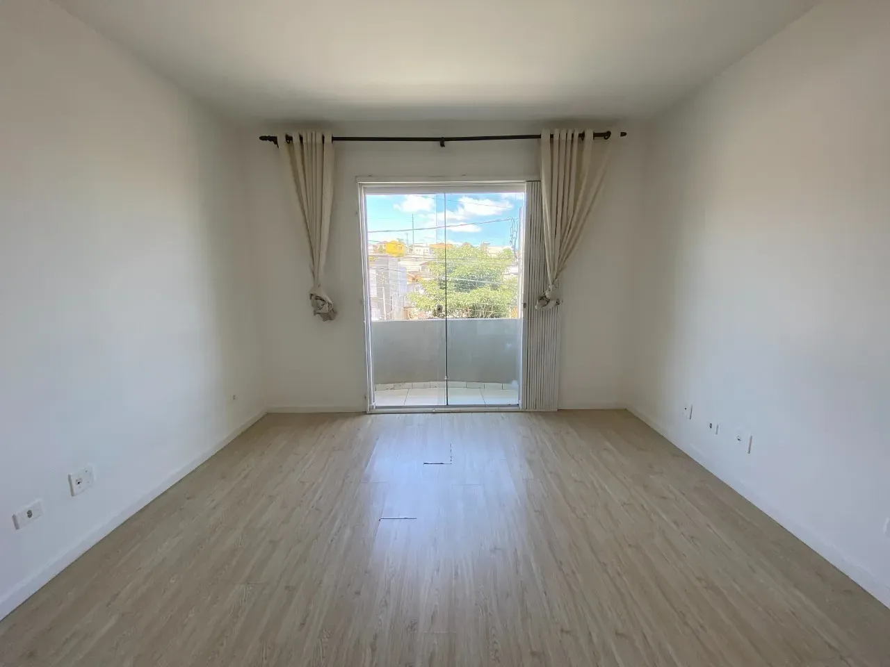 Rental two-story house with 3 bedrooms and 2 parking
