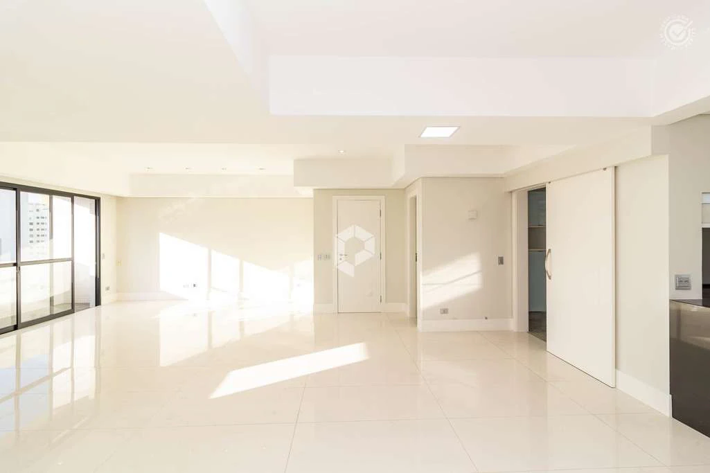 3 en-suite bedroom apartment with balcony and floor-to-ceiling windows — photo 4