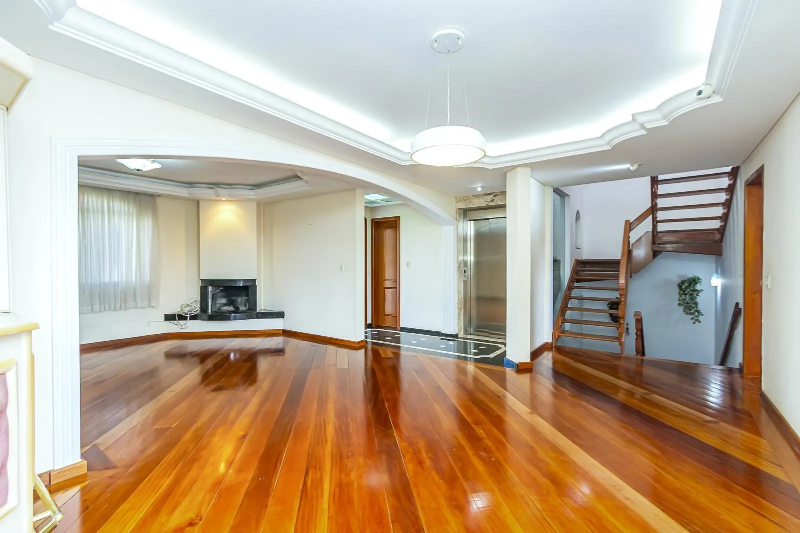 3-bedroom house with a separate kitchen and gas stove — photo 4