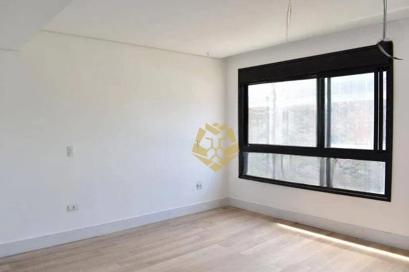 Three-storey house with 3 en-suite bedrooms and a private garden — photo 4