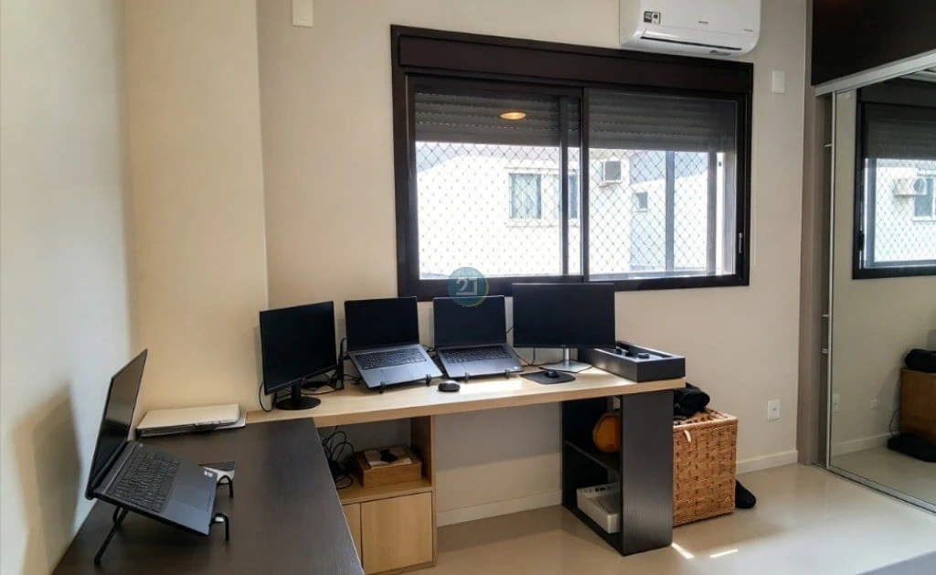 3-bedroom house with a home office — photo 8