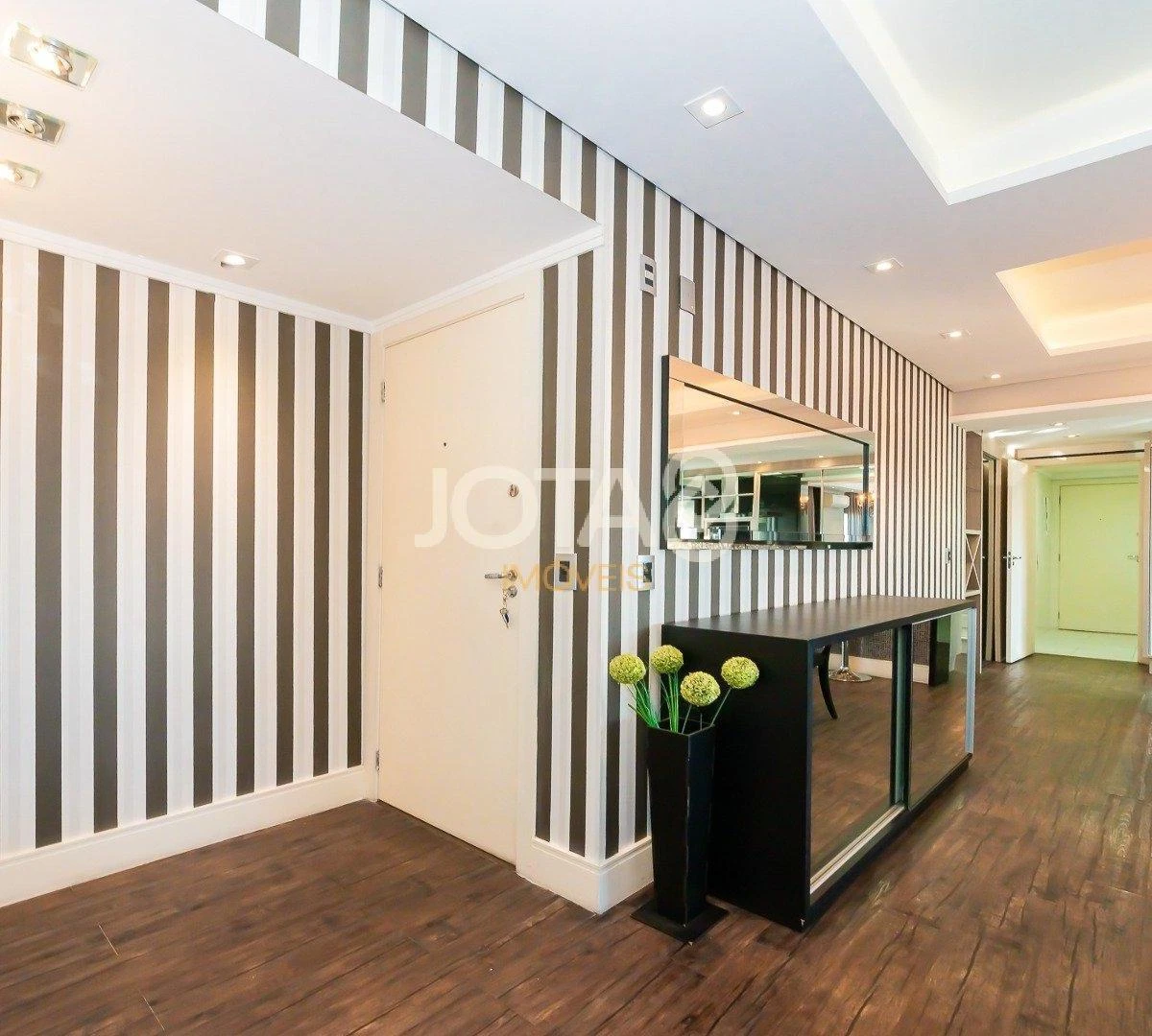 Apartment with 3 en-suite bedrooms and enclosed balcony — photo 39