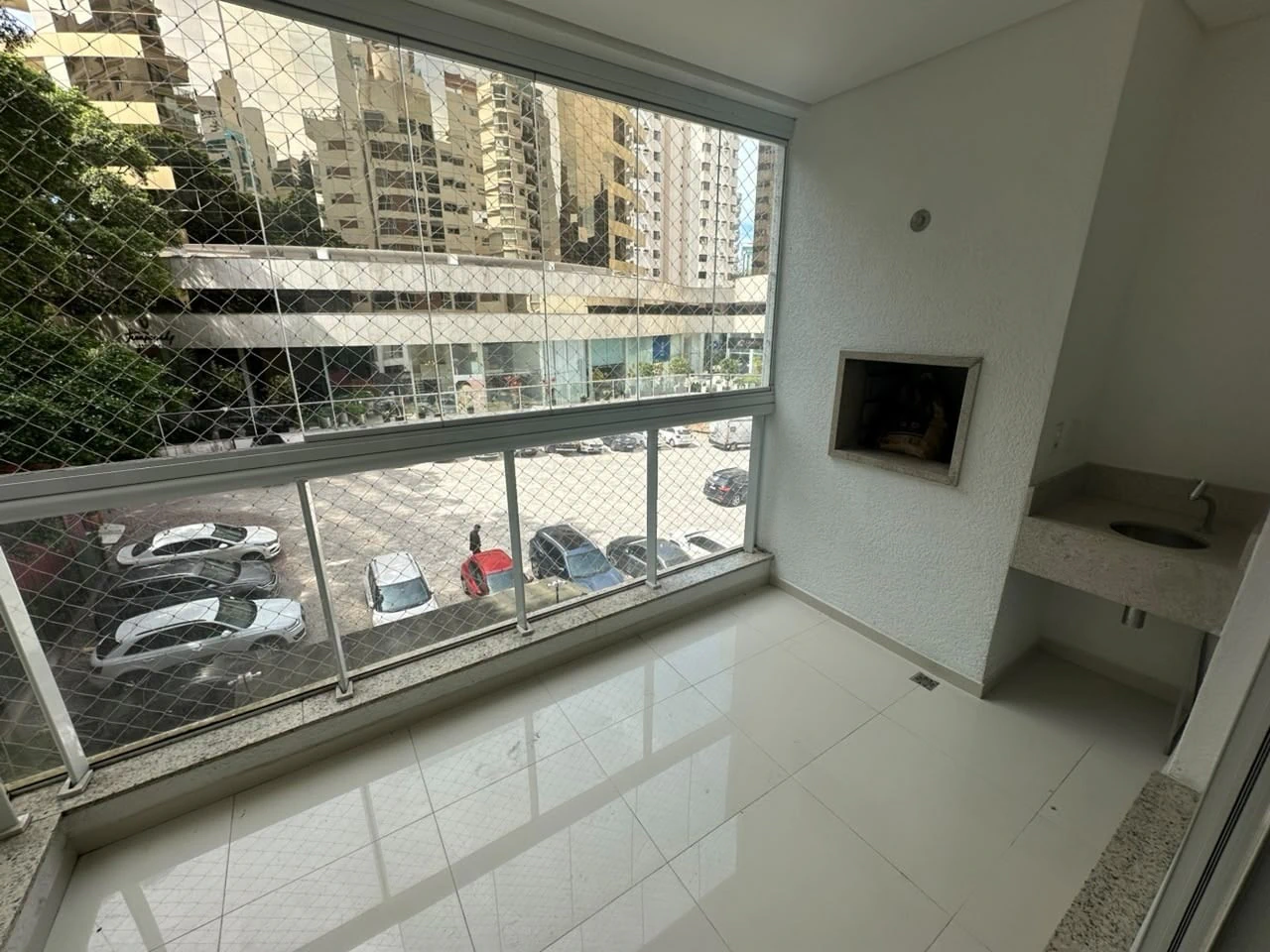 Balcony with a grill in a 4-bedroom apartment, 178 m² — photo 9