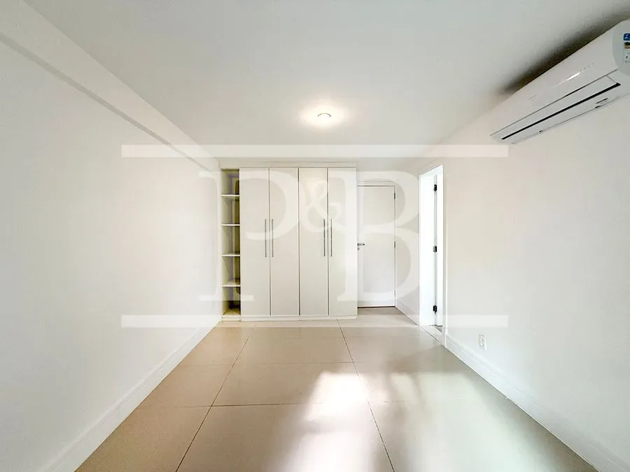 4-bedroom 300 m² apartment with a balcony — photo 20