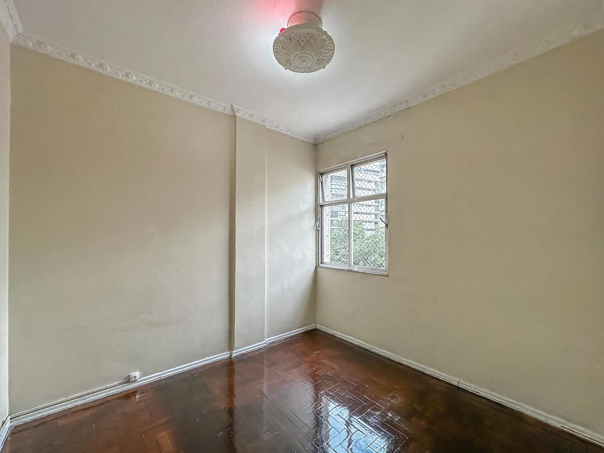 Wood or laminate floors in a one-bedroom apartment, 62 m² — photo 5